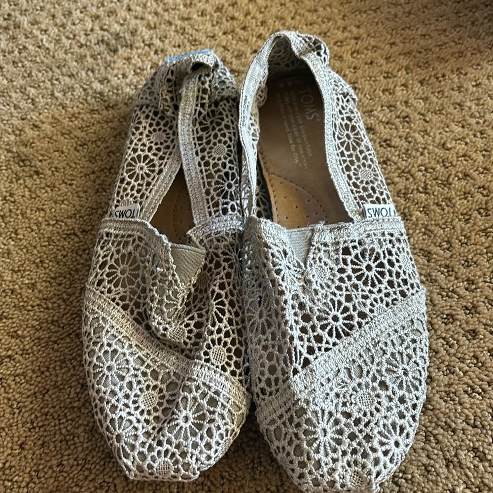8.5 grey Toms. Excellent used condition
